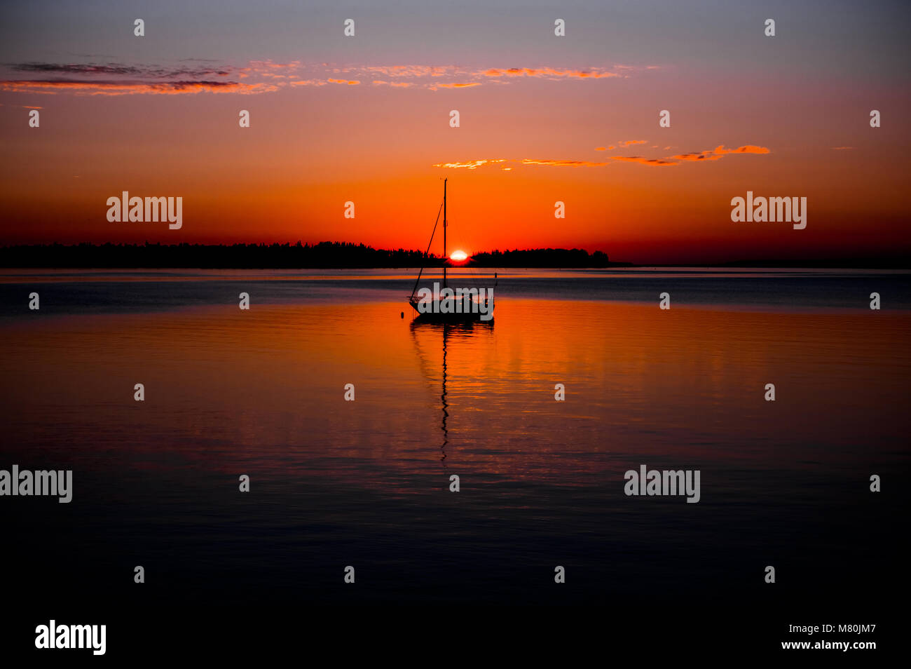 Silhouette d'un bateau à voile avec un beau lever de soleil en arrière-plan à Montague, Prince Edward Island Banque D'Images