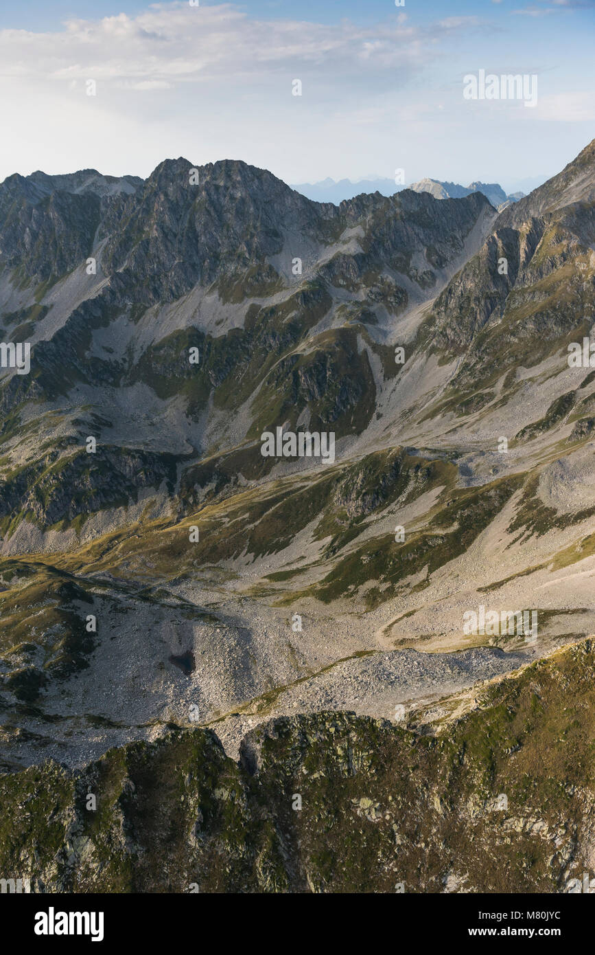 Image aérienne au coucher du soleil sur les paysages de montagne extraordinaire au Parc national de la Vanoise, dans les Alpes Françaises Banque D'Images