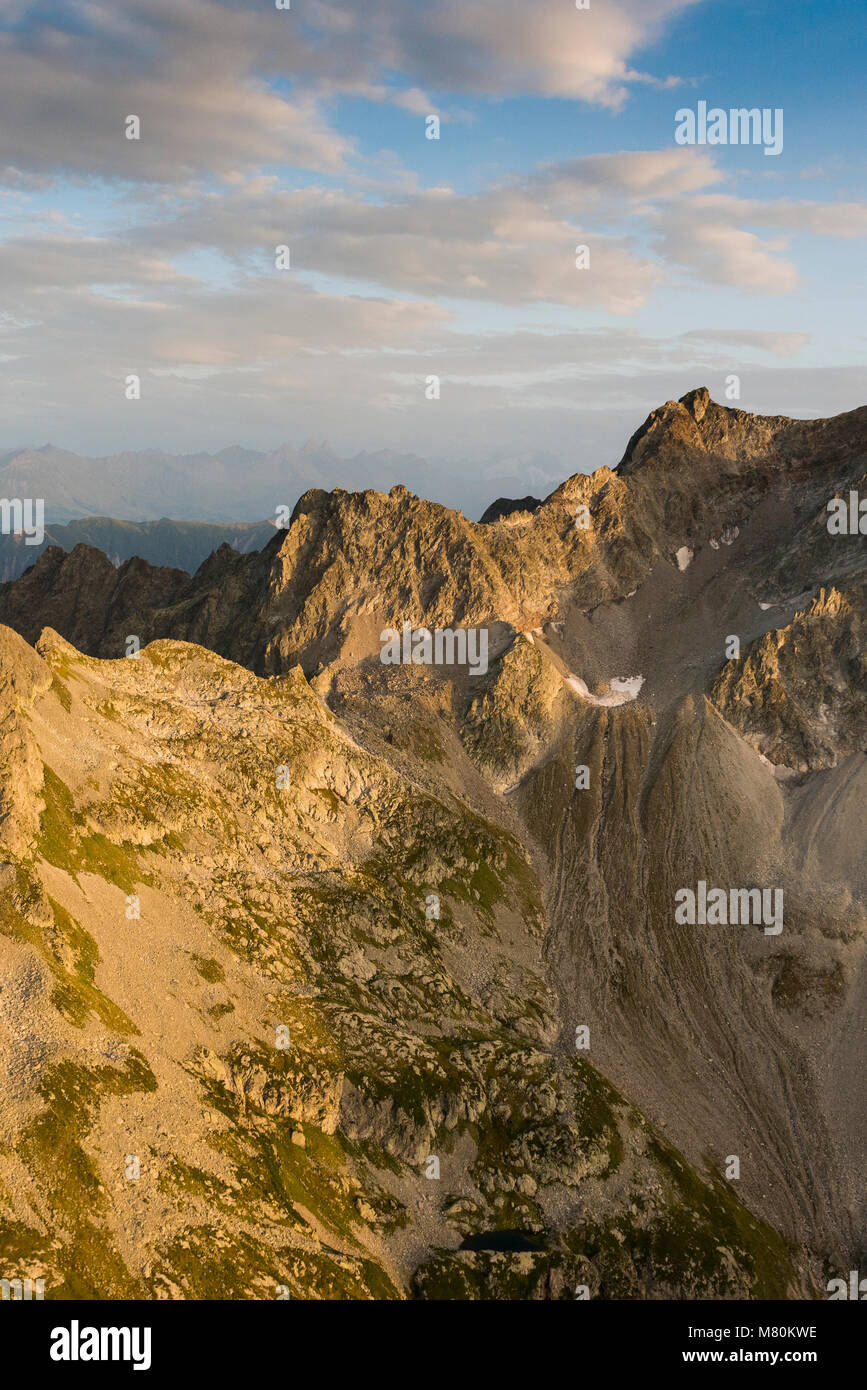Image aérienne au coucher du soleil sur les paysages de montagne extraordinaire au Parc national de la Vanoise, dans les Alpes Françaises Banque D'Images
