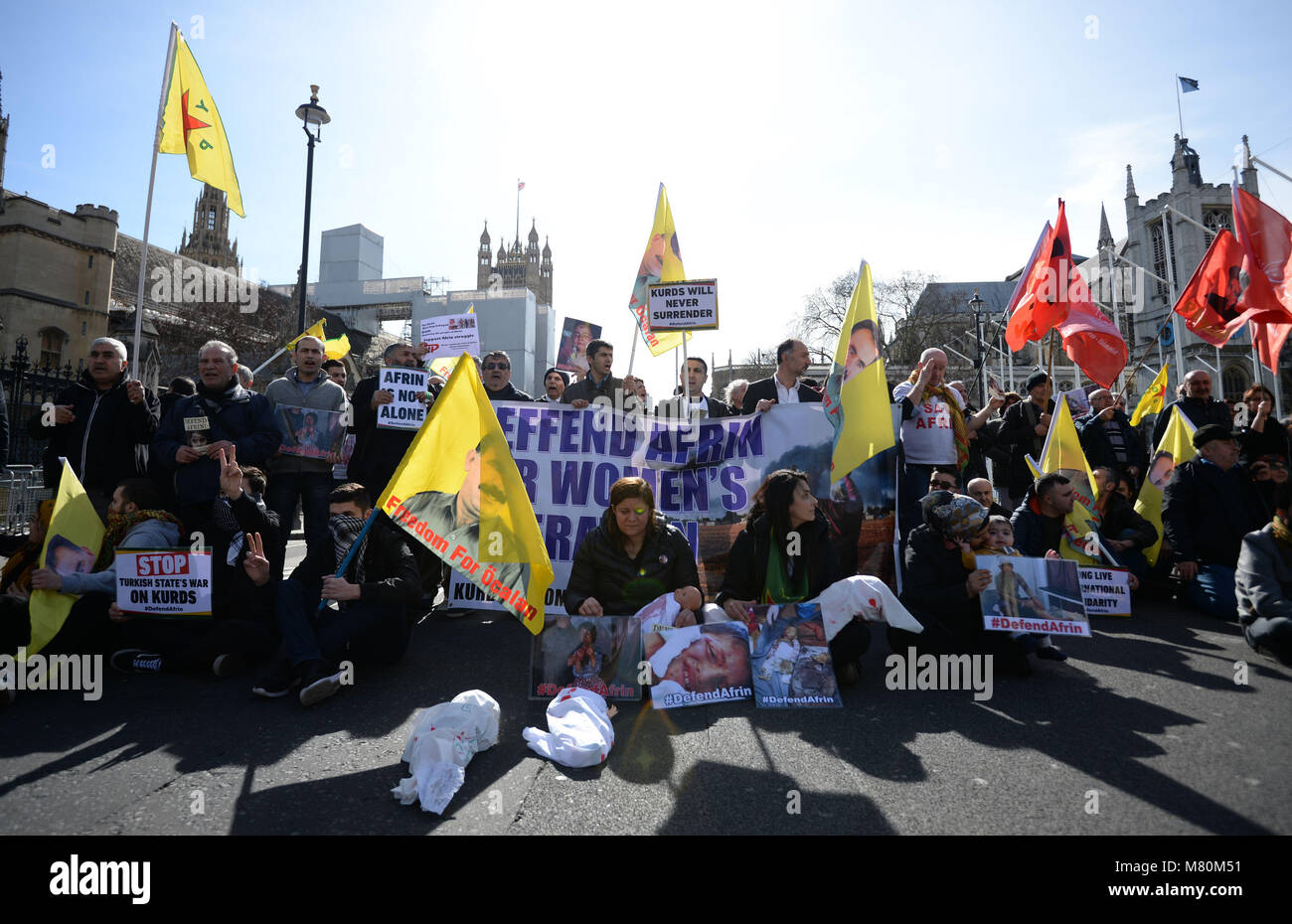 Les manifestants de bloquer la circulation dans la région de Parliament Square, Londres, comme ils protestent contre les attaques sur la ville kurde de l'Afrin en Syrie du nord. Banque D'Images