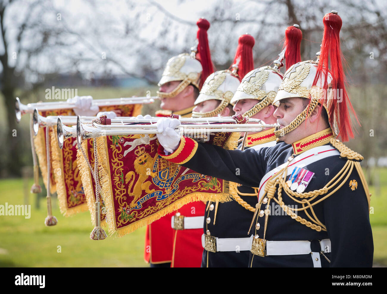 Membres du Household Cavalry fanfare test trompettes qui pourrait jouer un rôle clé en mai's mariage royal, à Richard Smith (M J) Ltd et atelier du Yorkshire du Nord, après que la compagnie a été commandé par le ministère de la Défense de produire vingt trompettes à utiliser pour un certain nombre de reprises et de l'état royal. Banque D'Images