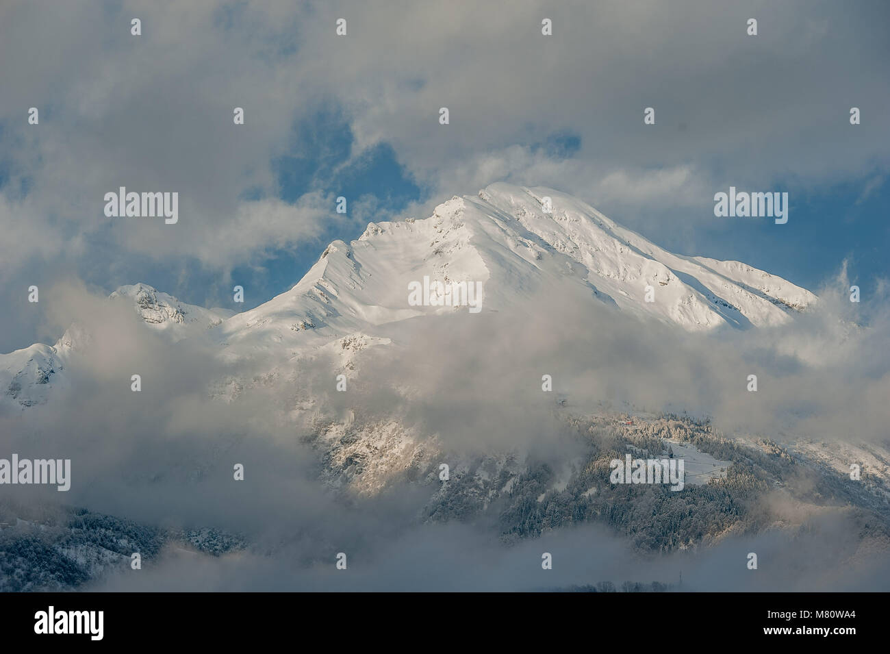 Mountain émergeant des nuages de neige Banque D'Images