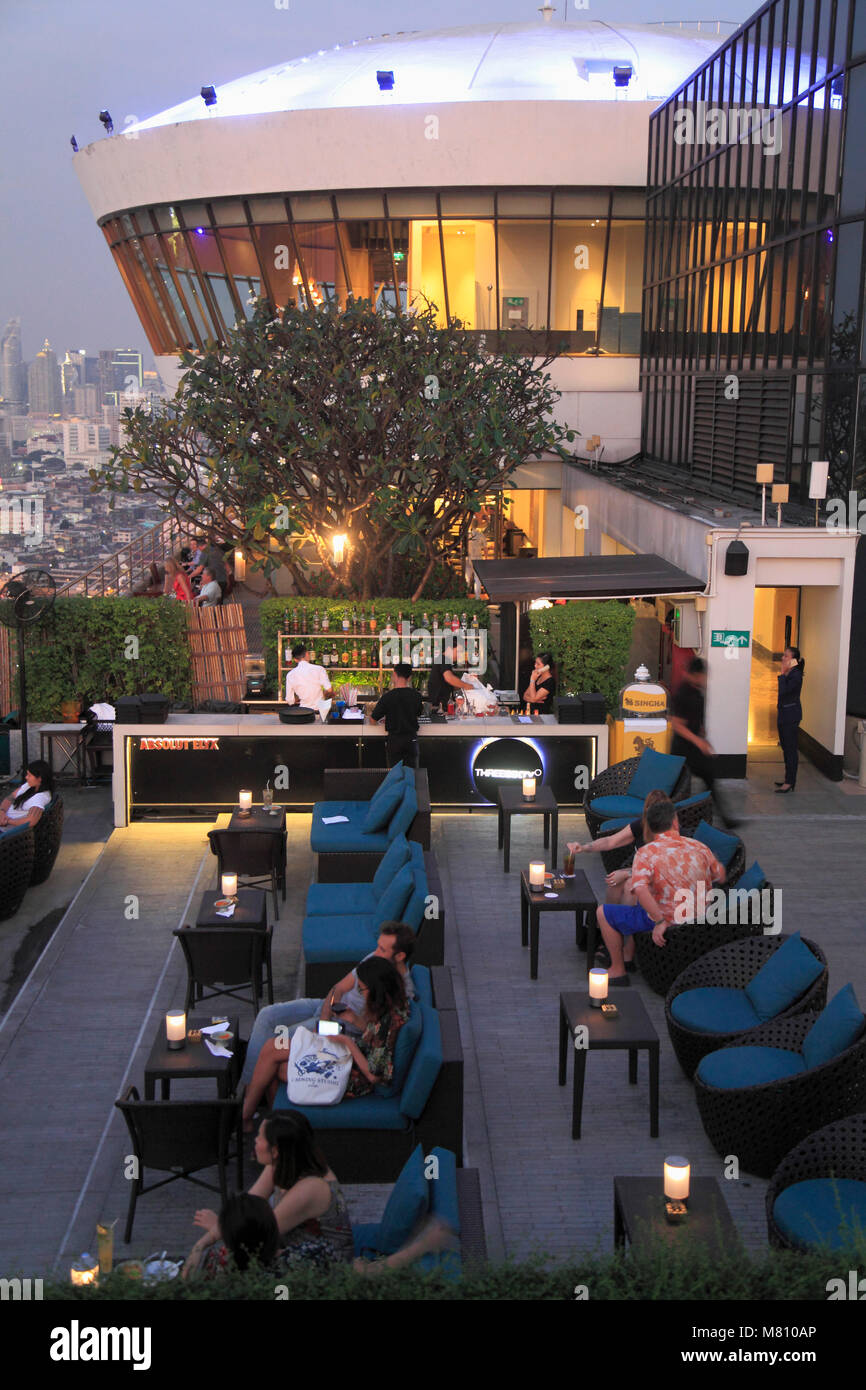 La Thaïlande, Bangkok ; Millénaire Hilton Hotel, bar sur le toit, les gens, Banque D'Images