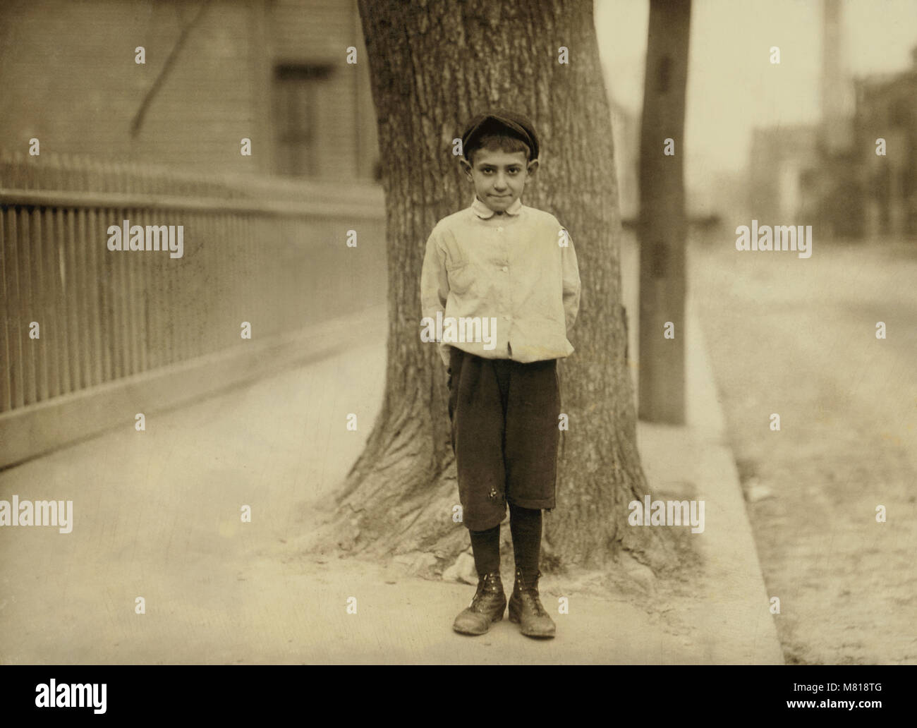 Dominic M. Giouchino, 8 ans, Newsie, Un portrait, Providence, Rhode Island, USA, Lewis Hine pour Comité nationale sur le travail des enfants, Novembre 1912 Banque D'Images