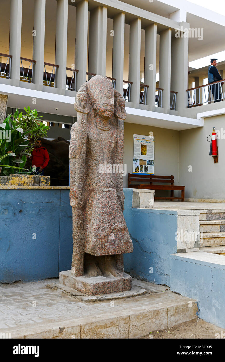 Une statue d'un pharaon à l'open air museum à Memphis, Mit Rahinah, Egypte, l'Afrique Banque D'Images