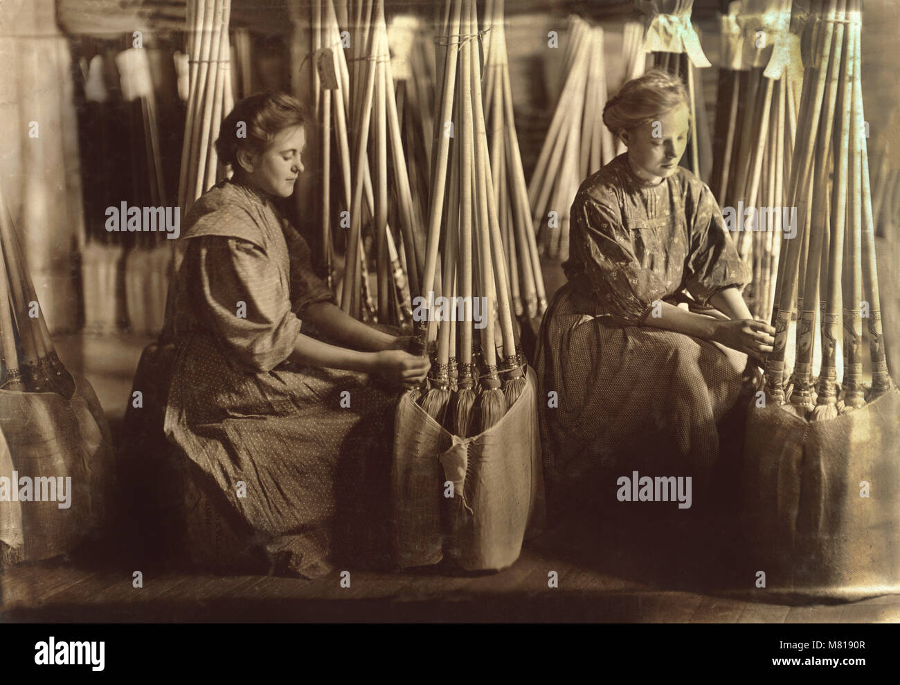 Deux jeunes filles au service d'Emballage Emballage Brooms, S.W. Brown Manufacturing Company, Evansville, Indiana, USA, Lewis Hine pour Comité nationale sur le travail des enfants, Octobre 1908 Banque D'Images