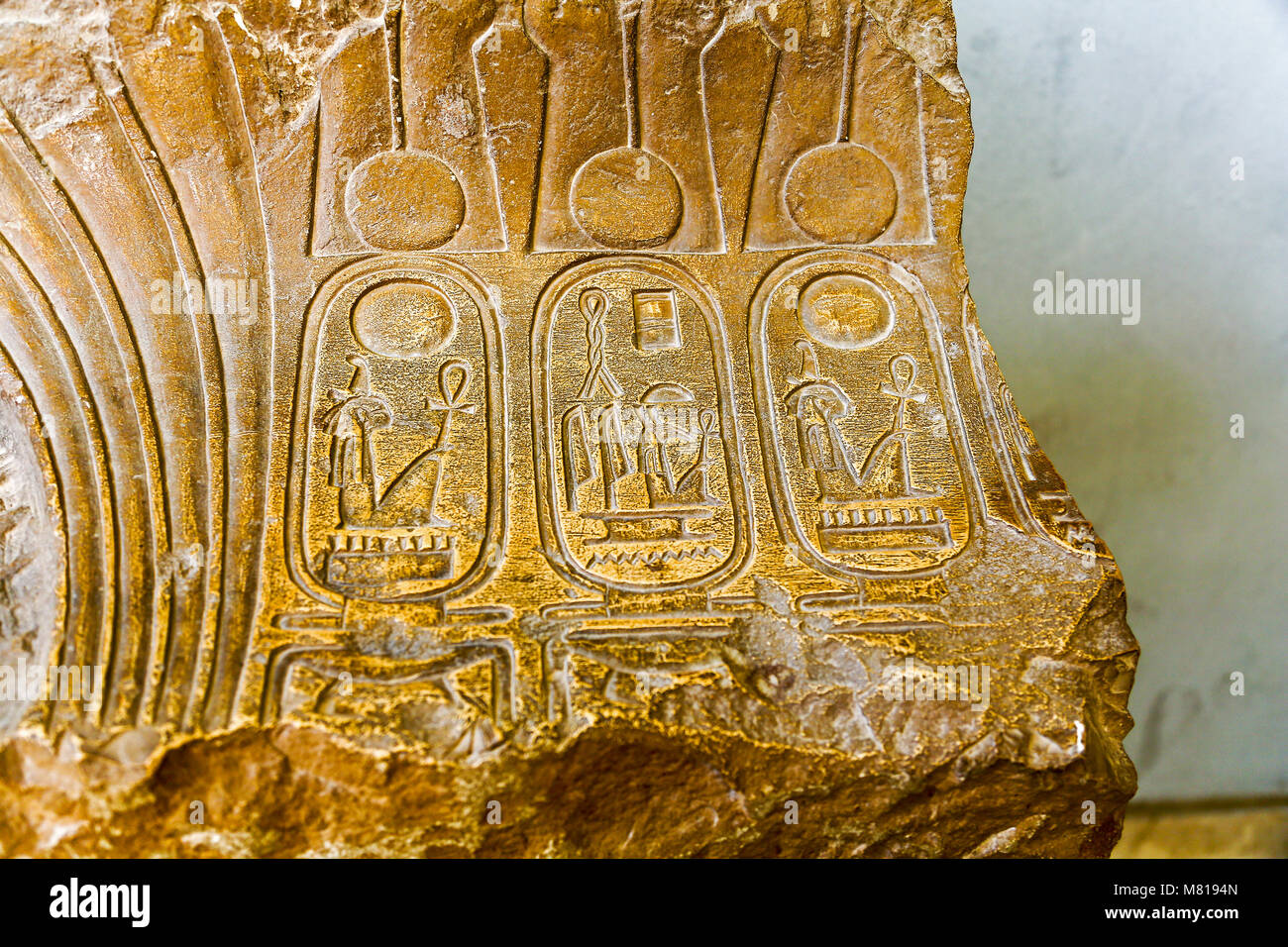 Détail de hiéroglyphes cartouches et le musée en plein air à le site de l'UNESCO à Memphis, Mit, Rahinah Al Badrashin, Égypte, Afrique Banque D'Images