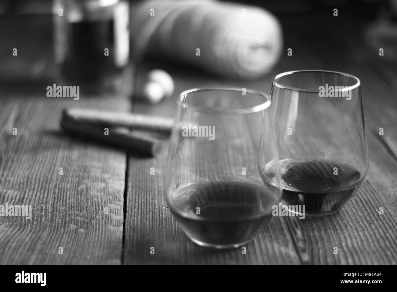 Outils de vintage verre de rhum sur une table en bois rustique avec des cigares et bouteille.barbier sur fond de bois Banque D'Images