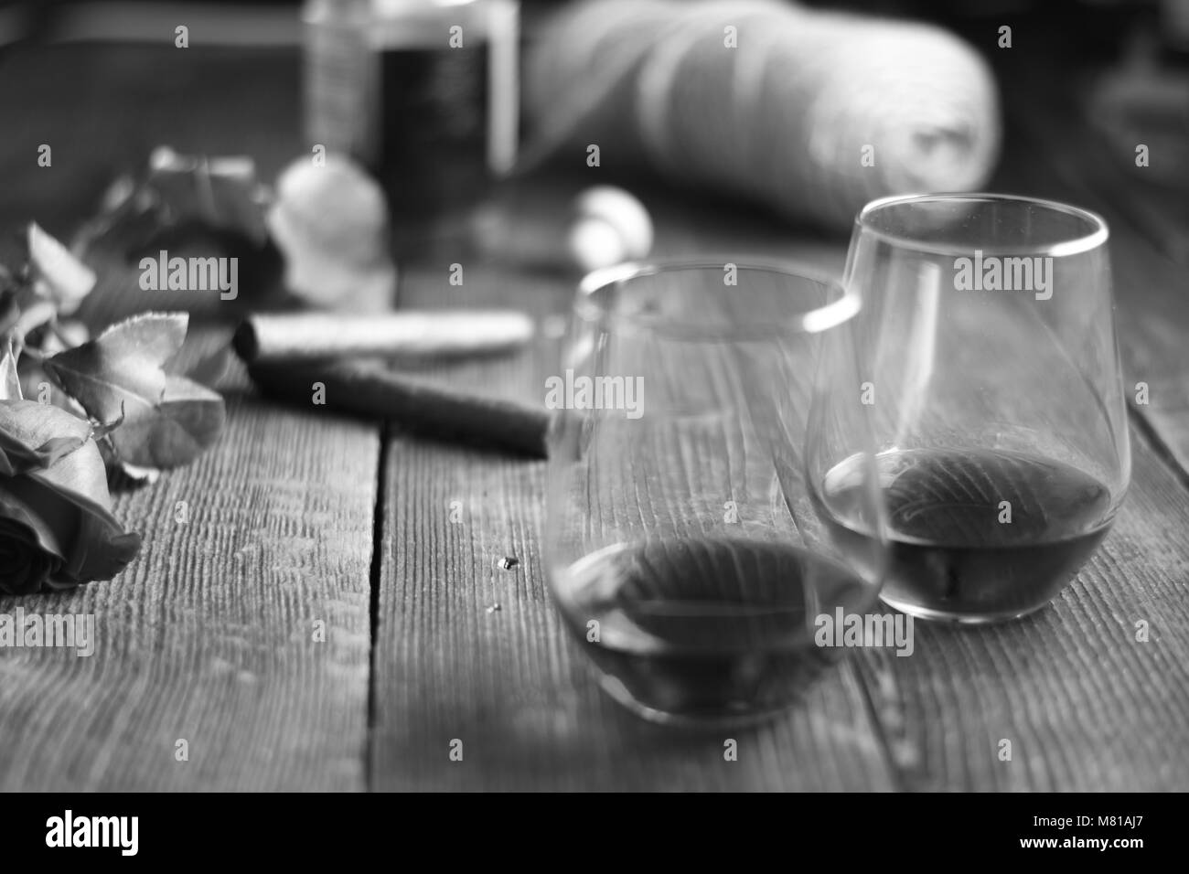 Outils de vintage verre de rhum sur une table en bois rustique avec des cigares et bouteille.barbier sur fond de bois Banque D'Images