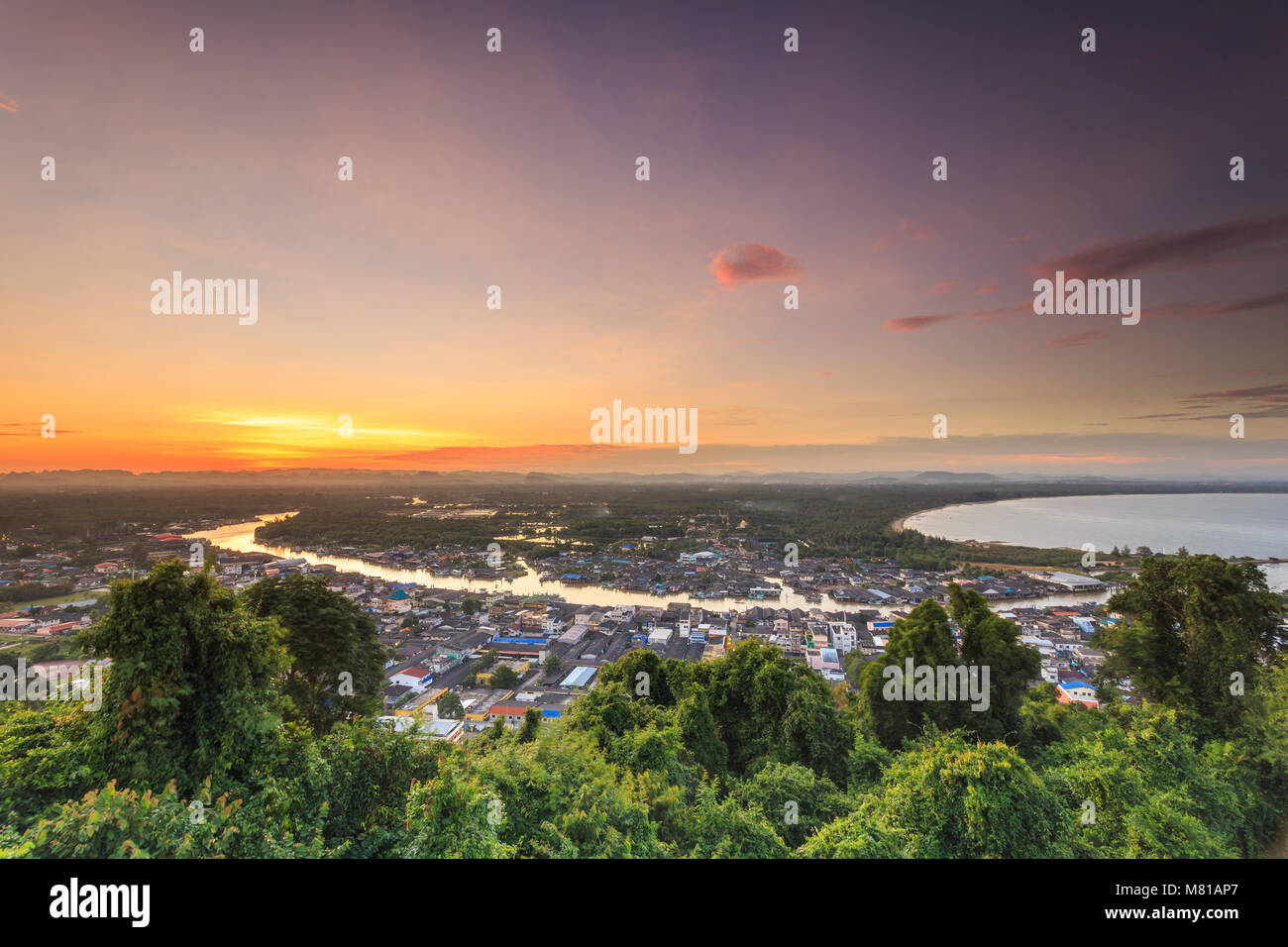 Village de pêcheurs. Pak Nam Chumphon. Vue de Khao (Hill) Matsee Vue dans la province de Chumphon, Thaïlande à l'heure du coucher de soleil. Banque D'Images
