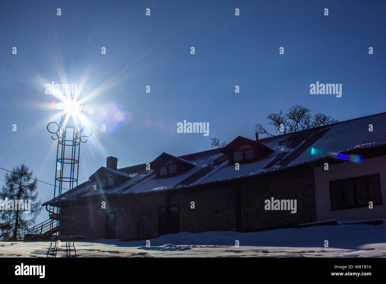 Calme, ensoleillée et froide journée d'hiver avec Sun Star Shining en huis clos Banque D'Images