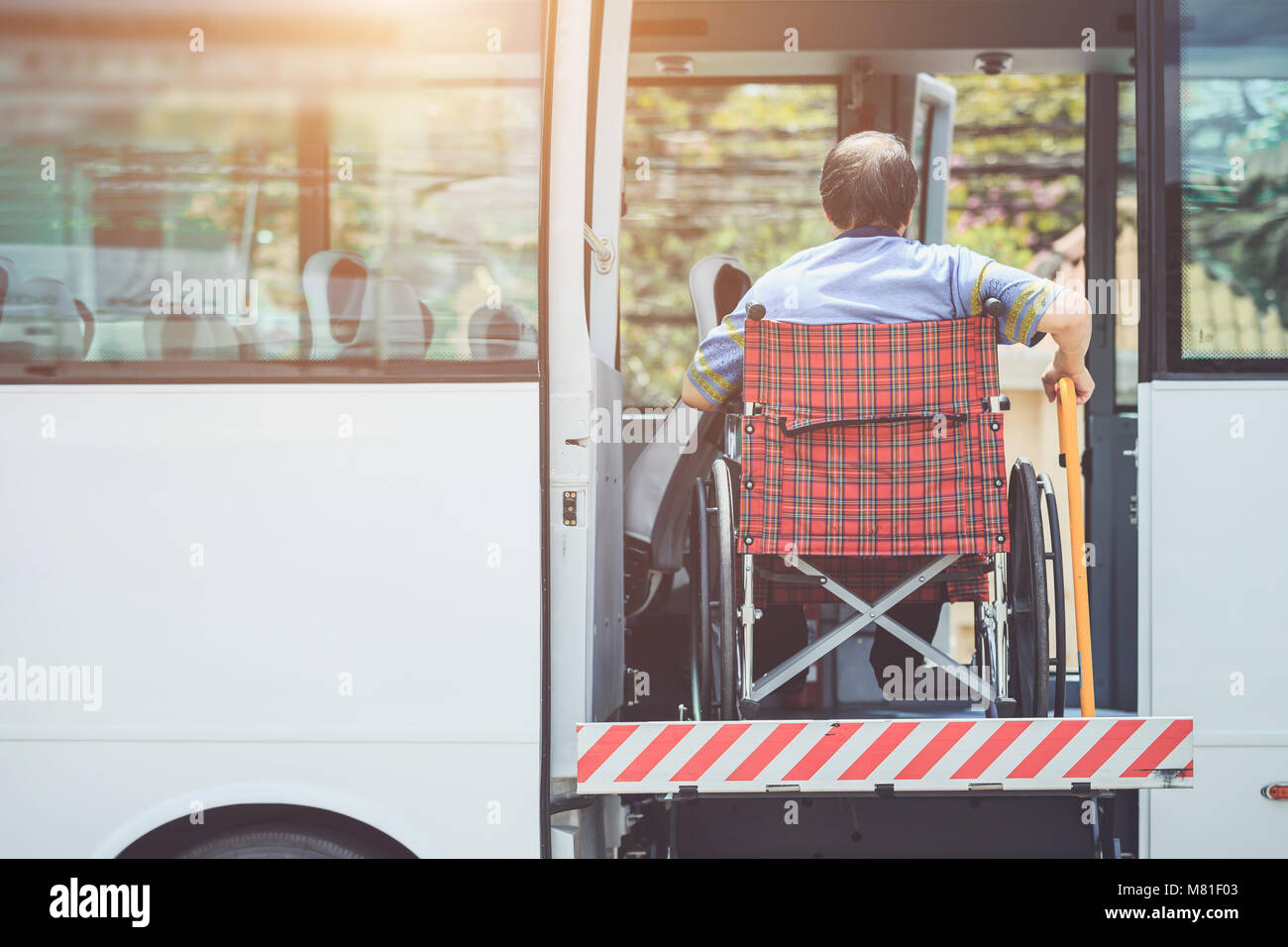 Mobilité concept bus : mobilité des gens assis sur fauteuil roulant et aller à l'autobus public Banque D'Images