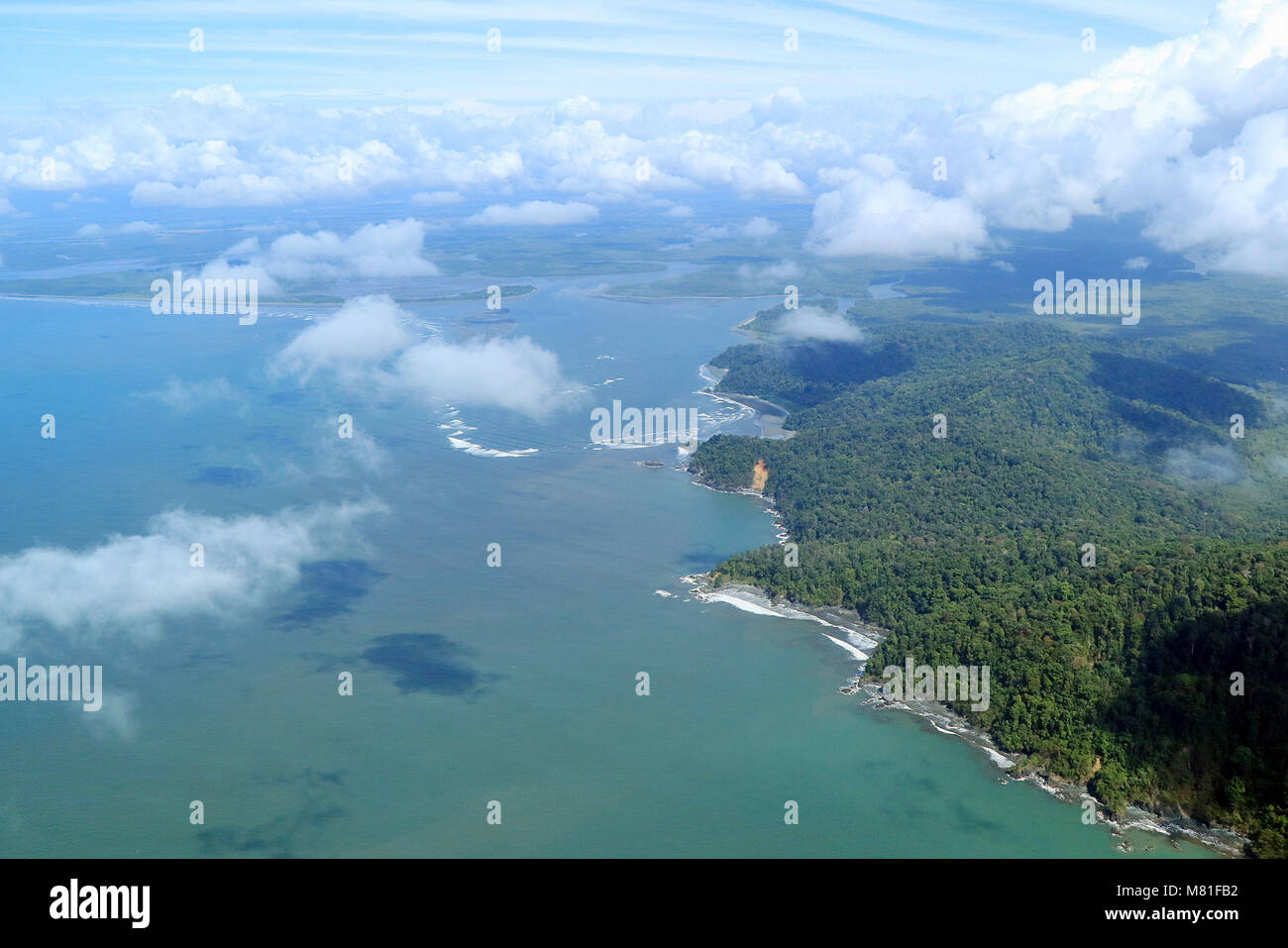 Vue aérienne de l'rivermouth à Isla Violin Humedal Nacional Terraba Sierpe dans la province de Puntarenas, Costa Rica Banque D'Images