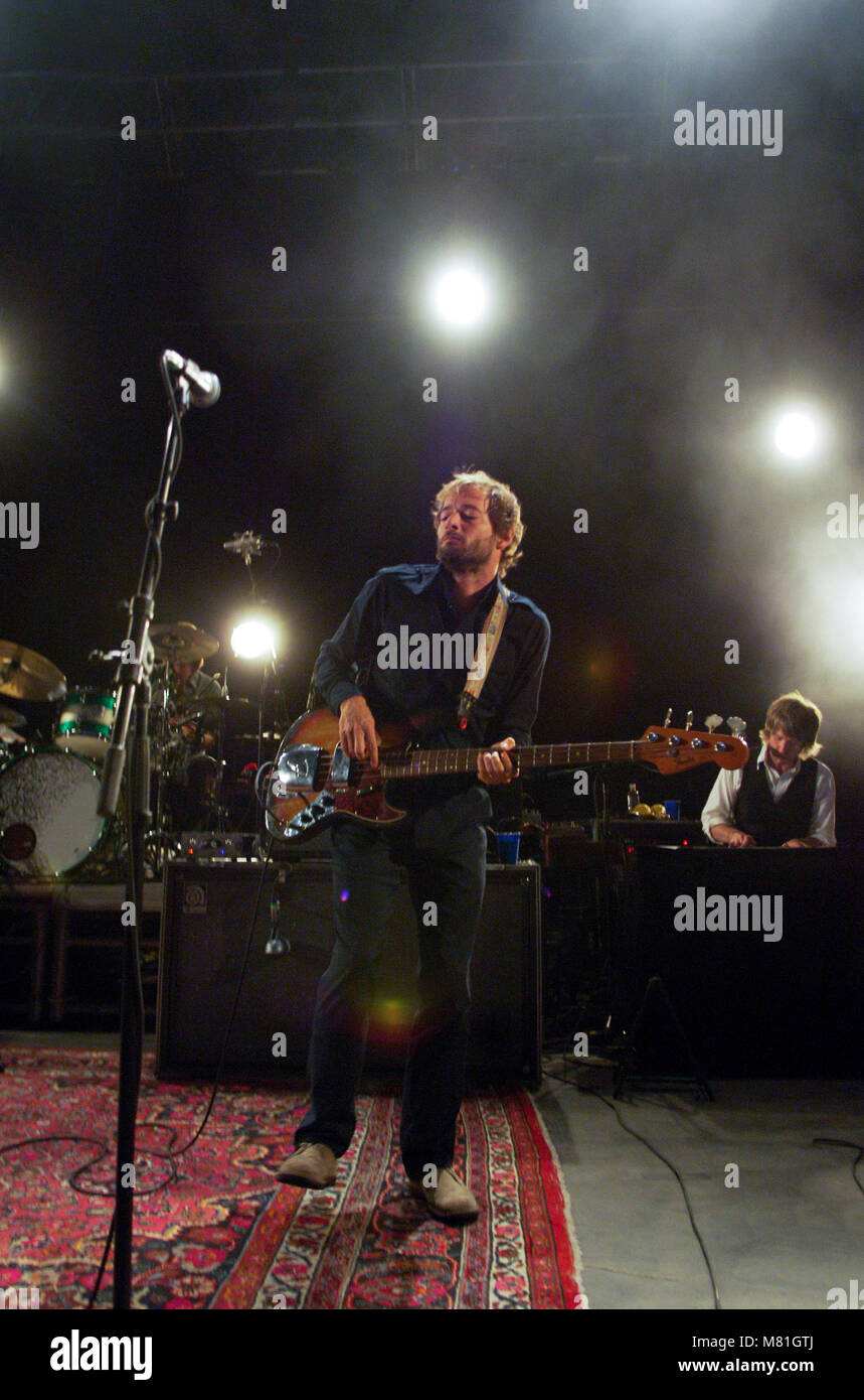 John Stirratt de Wilco effectue au Santa Barbara Bowl à Santa Barbara, CA Banque D'Images