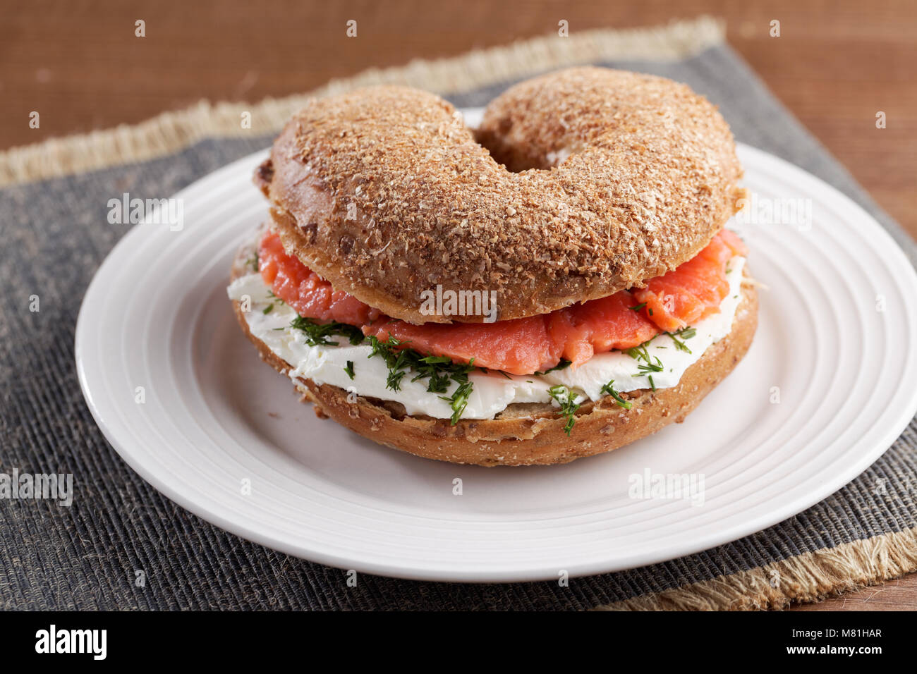 Sandwich Bagel au saumon et fromage à la crème sur une plaque Banque D'Images