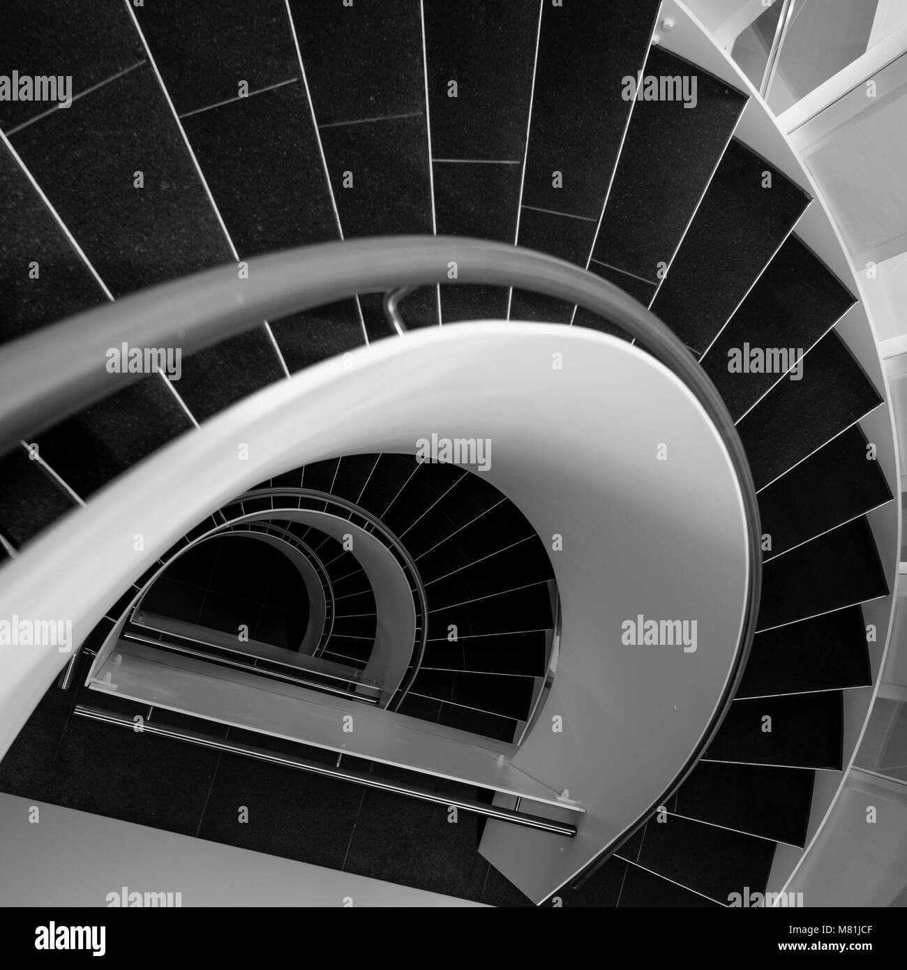 En colimaçon dans un bâtiment moderne en noir et blanc Banque D'Images