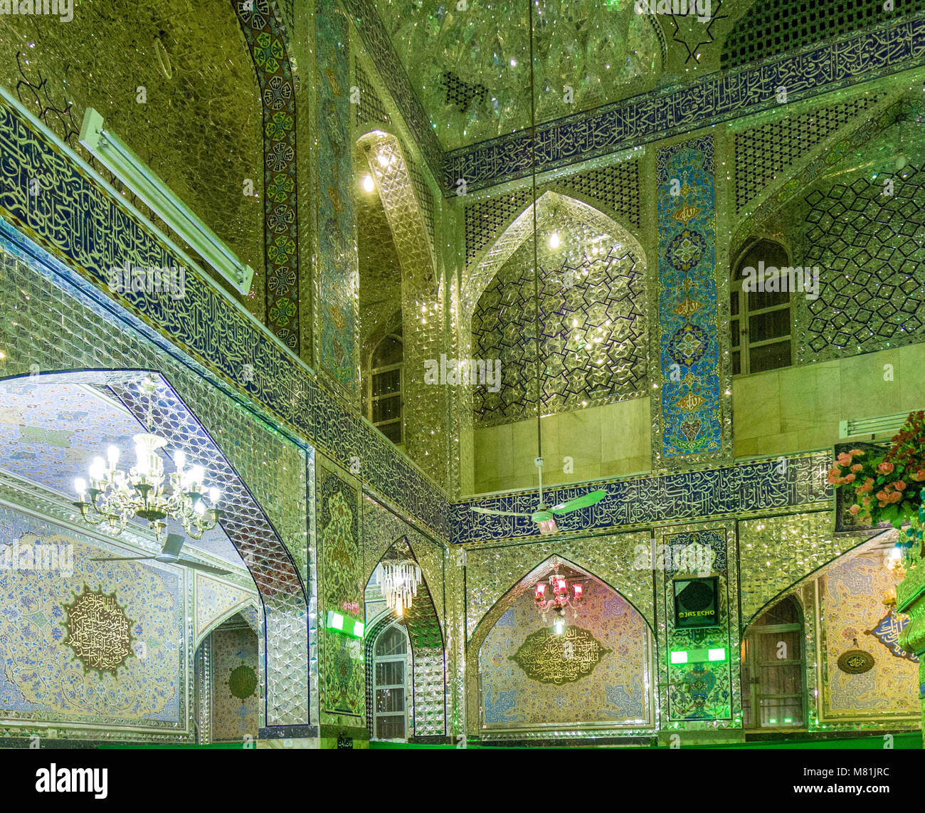 La décoration des murs de la mosquée chiite sur Décembre 2008 à Yazd, Iran. De petits morceaux de miroirs, collés sur les murs de mosquée bleue Banque D'Images