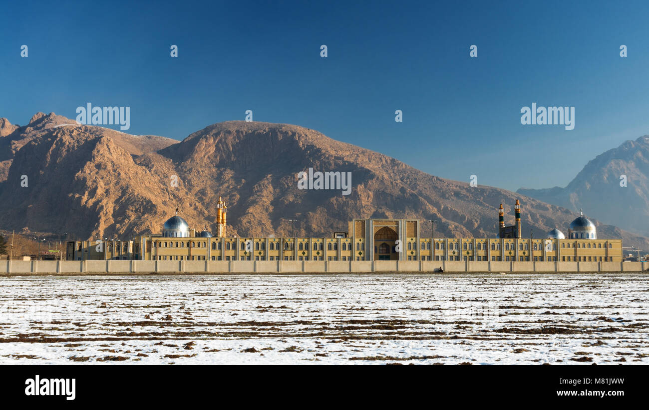 École pour clercs à Kermanshah. Vue globale sur l'ensemble du complexe pendant le lever du soleil. Saison d'hiver. Banque D'Images