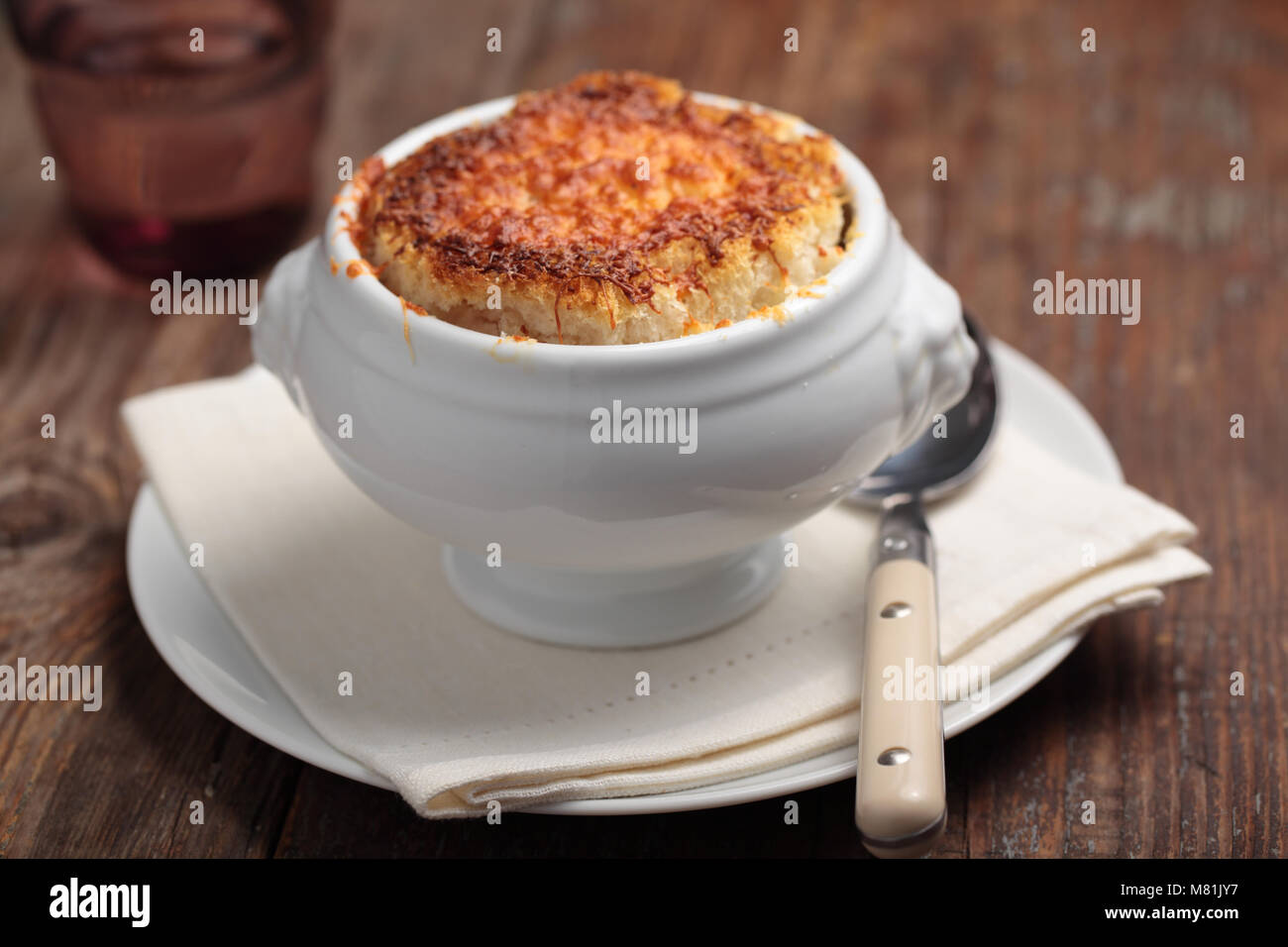 Soupe à l'oignon avec croûtons et parmesan dans la tête de lion bol Photo  Stock - Alamy