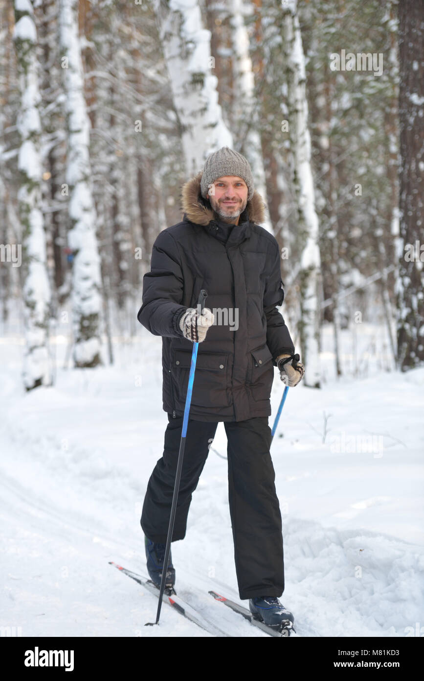 Homme mûr le ski de fond Banque D'Images