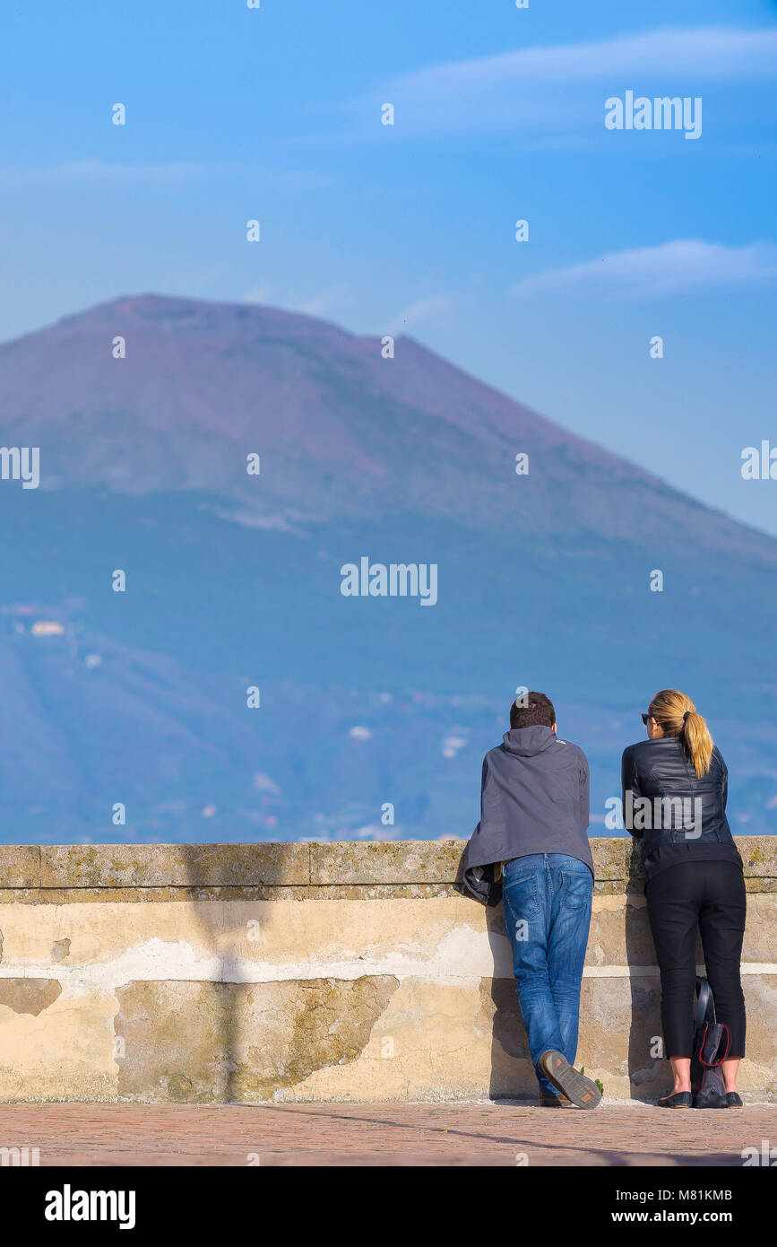 Vésuve Naples, vue arrière d'un jeune couple regardant le Vésuve depuis une galerie d'observation à Castel Sant'Elmo dans le quartier de Vomero, Naples, Italie Banque D'Images