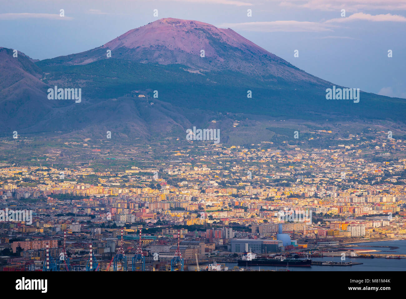 Naples Vésuve, vue du Vésuve avec l'expansion urbaine de la ville de Naples directement sous le volcan, Campanie, Italie. Banque D'Images