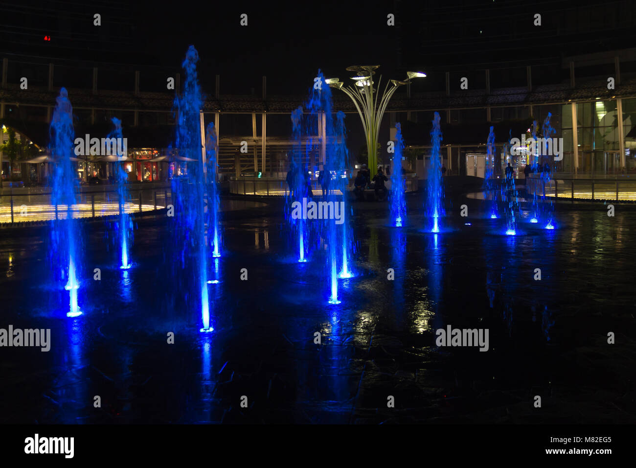 MILAN, ITALIE - 30 octobre 2016 : financial district Vue de nuit. L'eau des fontaines illuminées. Les gratte-ciel modernes dans Gae Aulenti square. La banque Unicredit à Banque D'Images