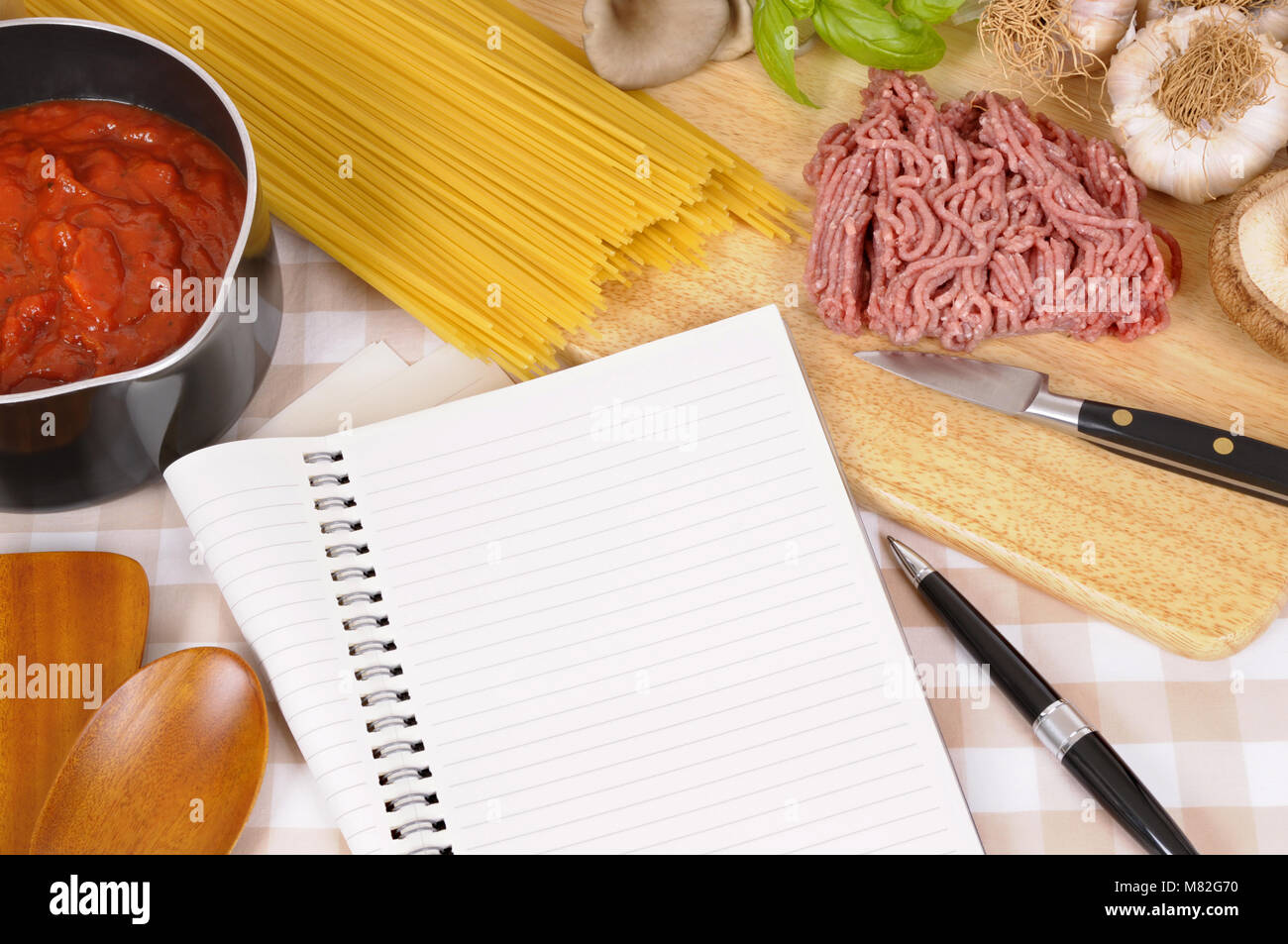 Faire de l'Italien spaghetti bolognese avec ingrédients et recette vierge livre ou livre de cuisine. L'espace pour copier. Banque D'Images