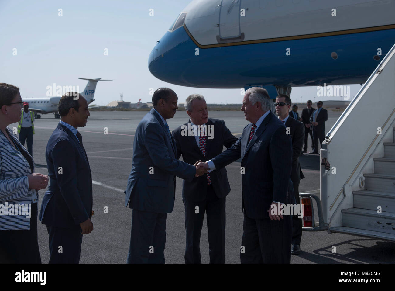 Le Ministre des affaires étrangères, M. Mahmoud Ali Youssouf accueille le secrétaire d'État des États-Unis, Rex Tillerson à l'aéroport international de Djibouti, le 9 mars 2018. Tillerson secrétaire rencontré Youssouf à Djibouti pour discuter de la société djiboutienne, et un échange de vues sur les préoccupations bilatérales, les menaces à la sécurité, et les réformes économiques. (U.S. Photo de la Garde nationale aérienne par le sergent. Allyson L. Manners) Banque D'Images