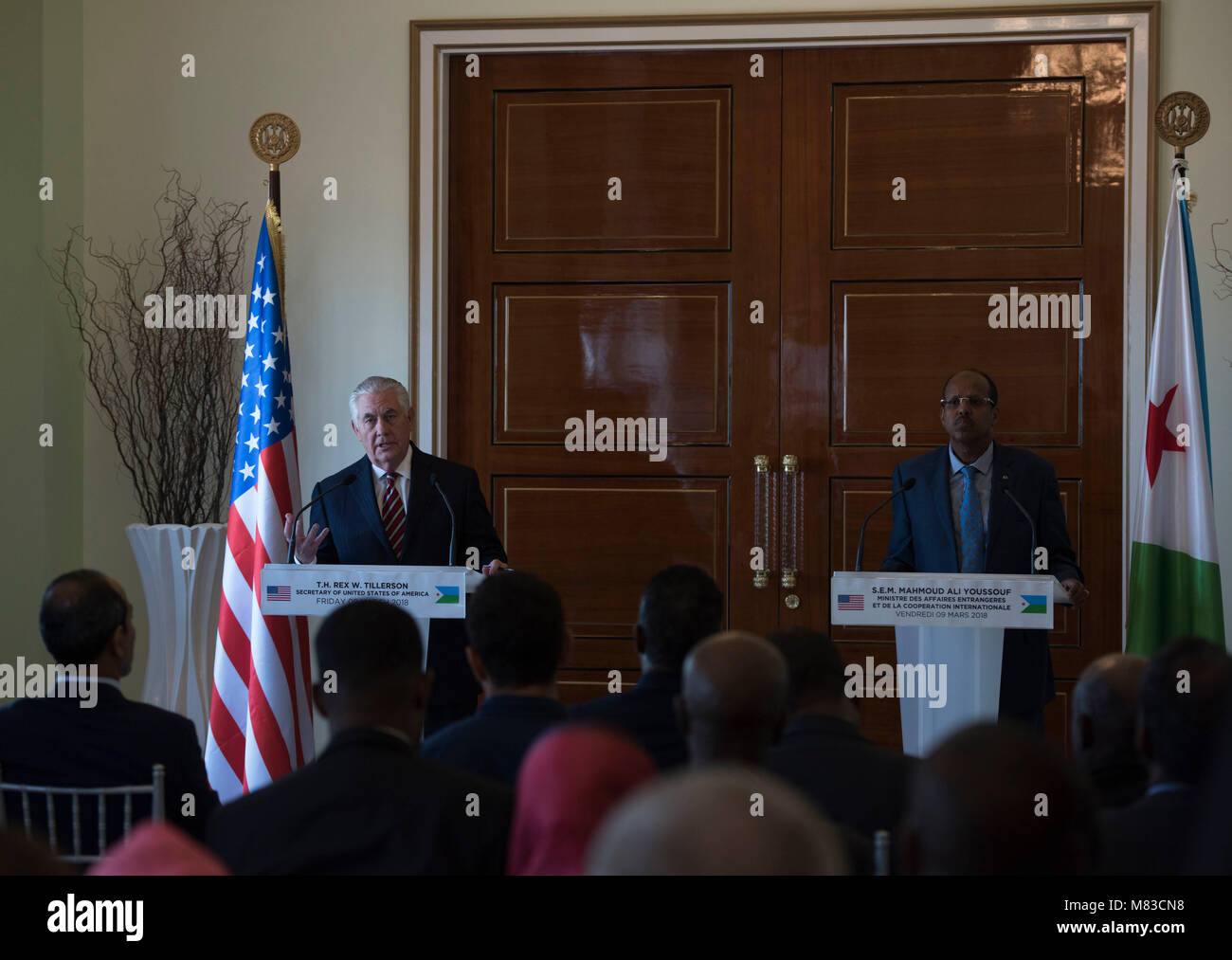 La secrétaire d'État des États-Unis, Rex Tillerson parle lors d'une conférence de presse conjointe avec le ministre des Affaires étrangères Mahmoud Ali Youssouf au palais présidentiel, à Djibouti, le 9 mars 2018. Tillerson secrétaire rencontré Youssouf à Djibouti pour discuter de la société djiboutienne, et un échange de vues sur les préoccupations bilatérales, les menaces à la sécurité, et les réformes économiques. (U.S. Photo de la Garde nationale aérienne par le sergent. Allyson L. Manners) Banque D'Images