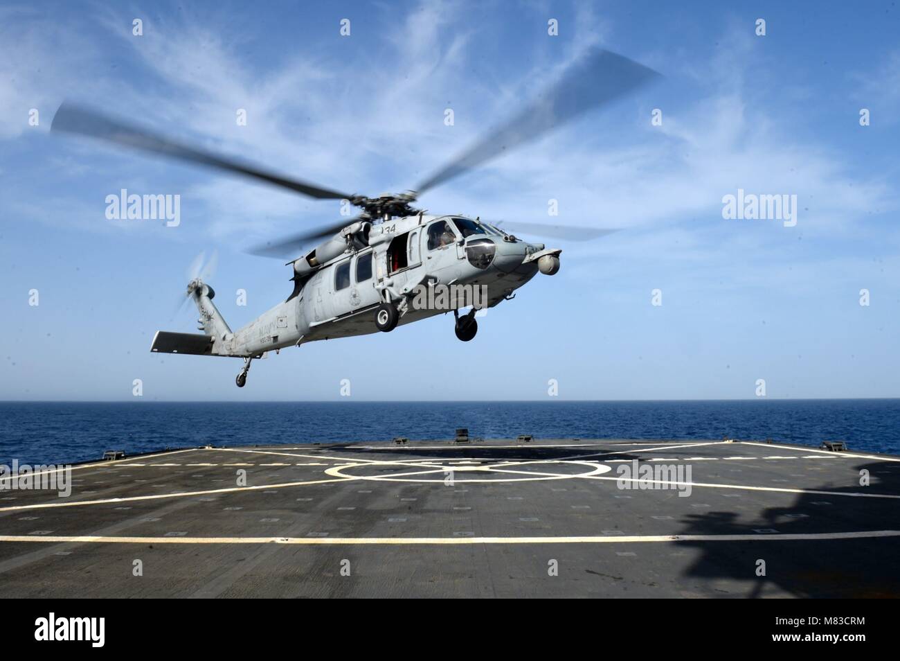 180312-N-QR145-155 MER MÉDITERRANÉE (12 mars 2018) Un MH-60S Sea Hawk, affecté à la "Ghost Riders' d'hélicoptères de combat de la mer (HSC) de l'escadron 28, décolle de l'Blue Ridge-class et de contrôle, le USS Mount Whitney (LCC 20) 12 mars, 2018. Le Mont Whitney, l'avant-déployé à Gaeta, Italie, fonctionne avec un équipage de marins de la Marine américaine et militaire Commande de transport maritime Les marins du service civil. (U.S. Photo par marine Spécialiste de la communication de masse Krystina 3e classe Coffey/ libéré) Banque D'Images