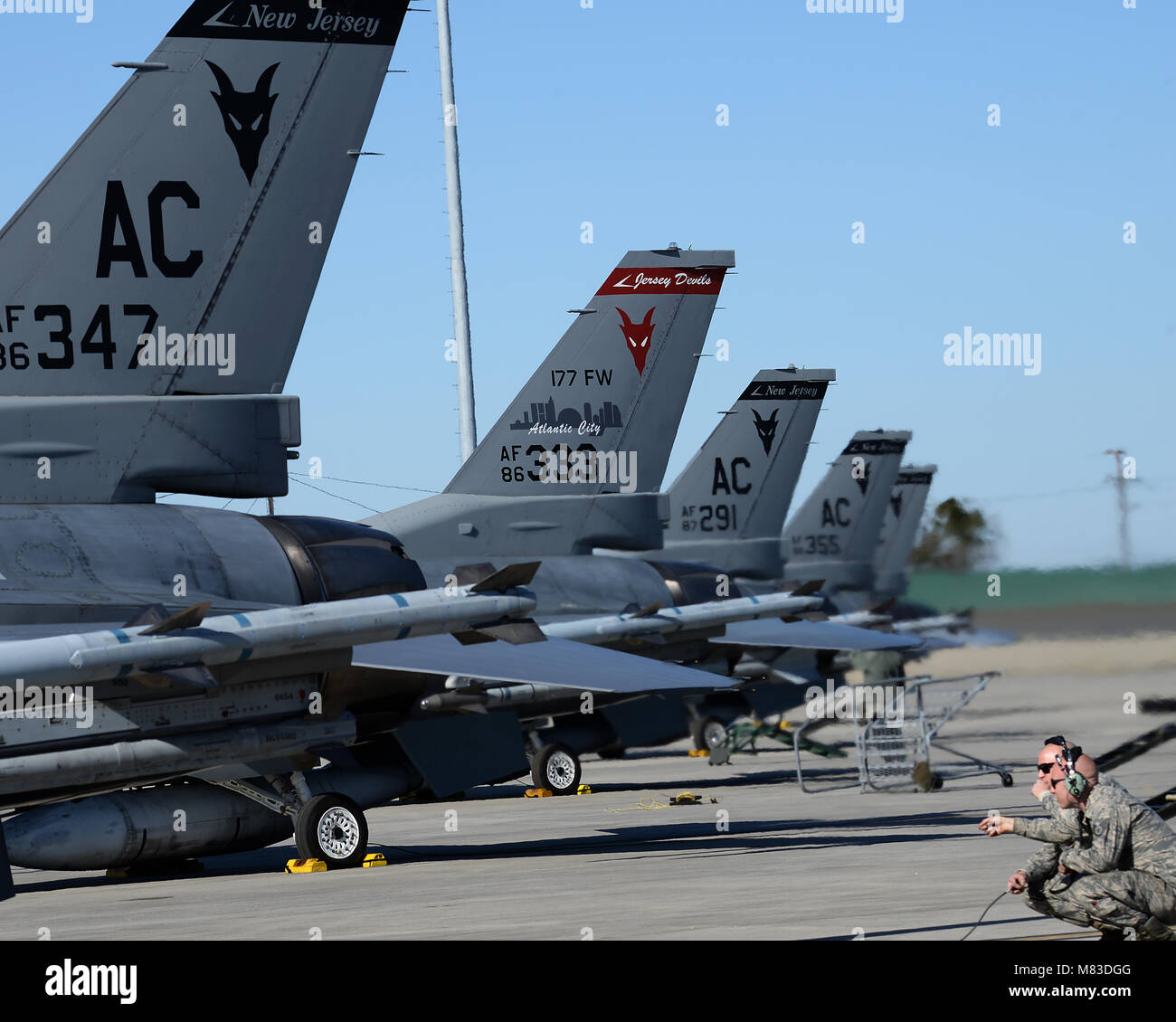 Le sergent de l'US Air Force. Jonathon P. Paone et l'Armée de l'air hauts Airman John W. Raebig, chefs d'équipage avec la 177e Escadre de chasse, New Jersey Air National Guard, effectuer un contrôle des opérations de vol sur un F-16C Fighting Falcon avant de lancer à la dominance de l'air dans le centre de Savannah, Géorgie, le 7 mars 2018. Le 177e FW a participé à un air-air à l'exercice de formation pour renforcer les capacités de combat de l'air et la formation d'atteindre plusieurs mises à niveau. (U.S. Photo de la Garde nationale aérienne Aviateur Senior Cristina J. Allen) Banque D'Images