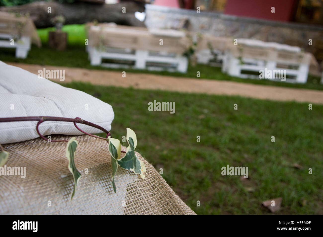Centre jardin décoré pour son mariage avec des bancs en bois dans le Jai Alai restaurant, Urrestilla, Pays Basque, Espagne Banque D'Images
