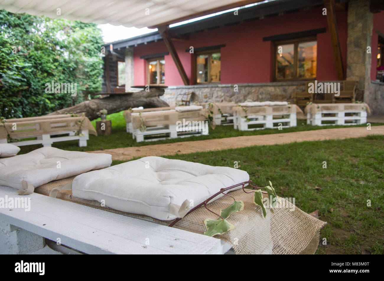 Centre jardin décoré pour son mariage avec des bancs en bois dans le Jai Alai restaurant, Urrestilla, Pays Basque, Espagne Banque D'Images