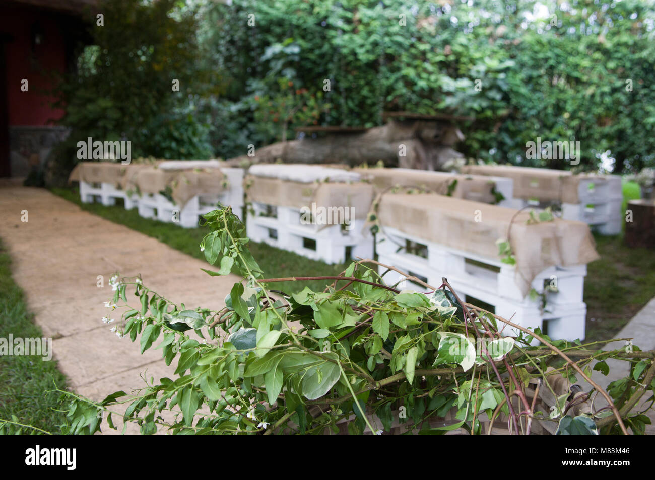 Centre jardin décoré pour son mariage avec des bancs en bois dans le Jai Alai restaurant, Urrestilla, Pays Basque, Espagne Banque D'Images