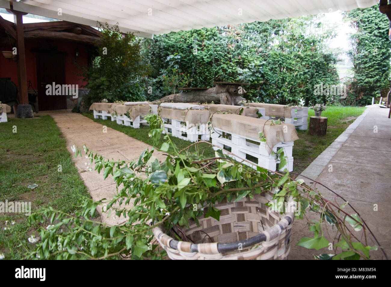 Centre jardin décoré pour son mariage avec des bancs en bois dans le Jai Alai restaurant, Urrestilla, Pays Basque, Espagne Banque D'Images