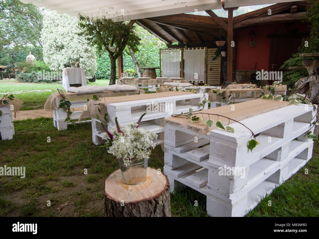 Centre jardin décoré pour son mariage avec des bancs en bois dans le Jai Alai restaurant, Urrestilla, Pays Basque, Espagne Banque D'Images