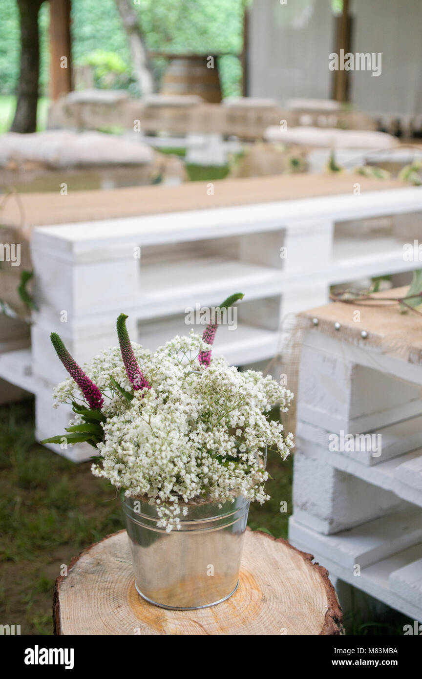Centre jardin décoré pour son mariage avec des bancs en bois dans le Jai Alai restaurant, Urrestilla, Pays Basque, Espagne Banque D'Images