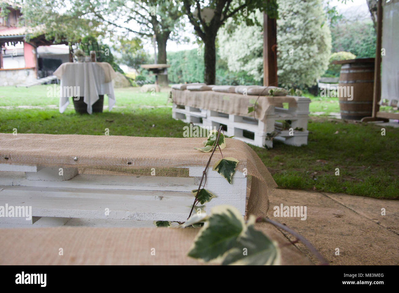 Centre jardin décoré pour son mariage avec des bancs en bois dans le Jai Alai restaurant, Urrestilla, Pays Basque, Espagne Banque D'Images
