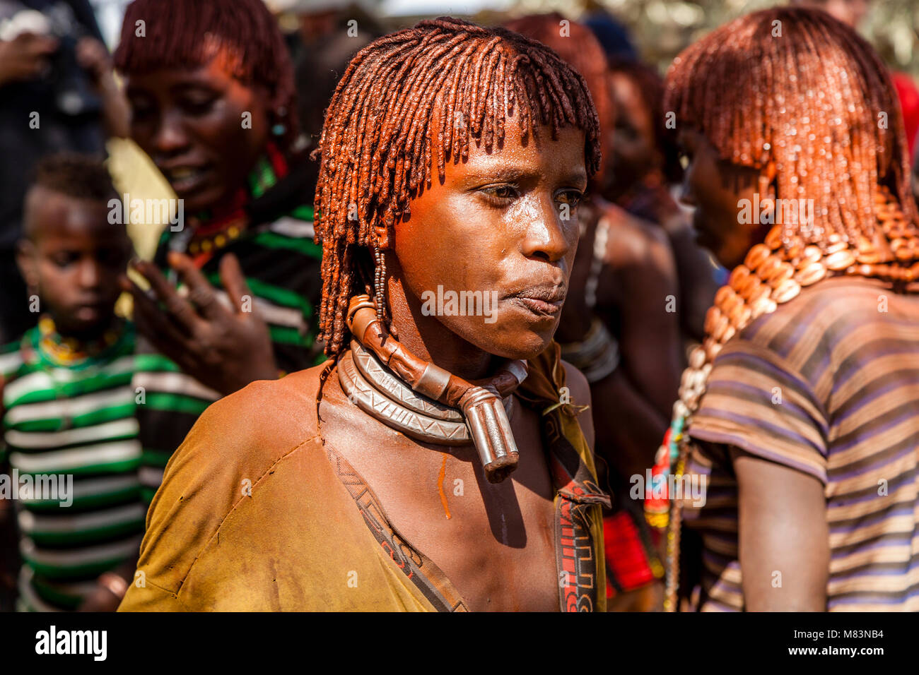 Hamar femmes tribales à un taureau sautant Cérémonie, Dimeka, vallée de l'Omo, Ethiopie Banque D'Images