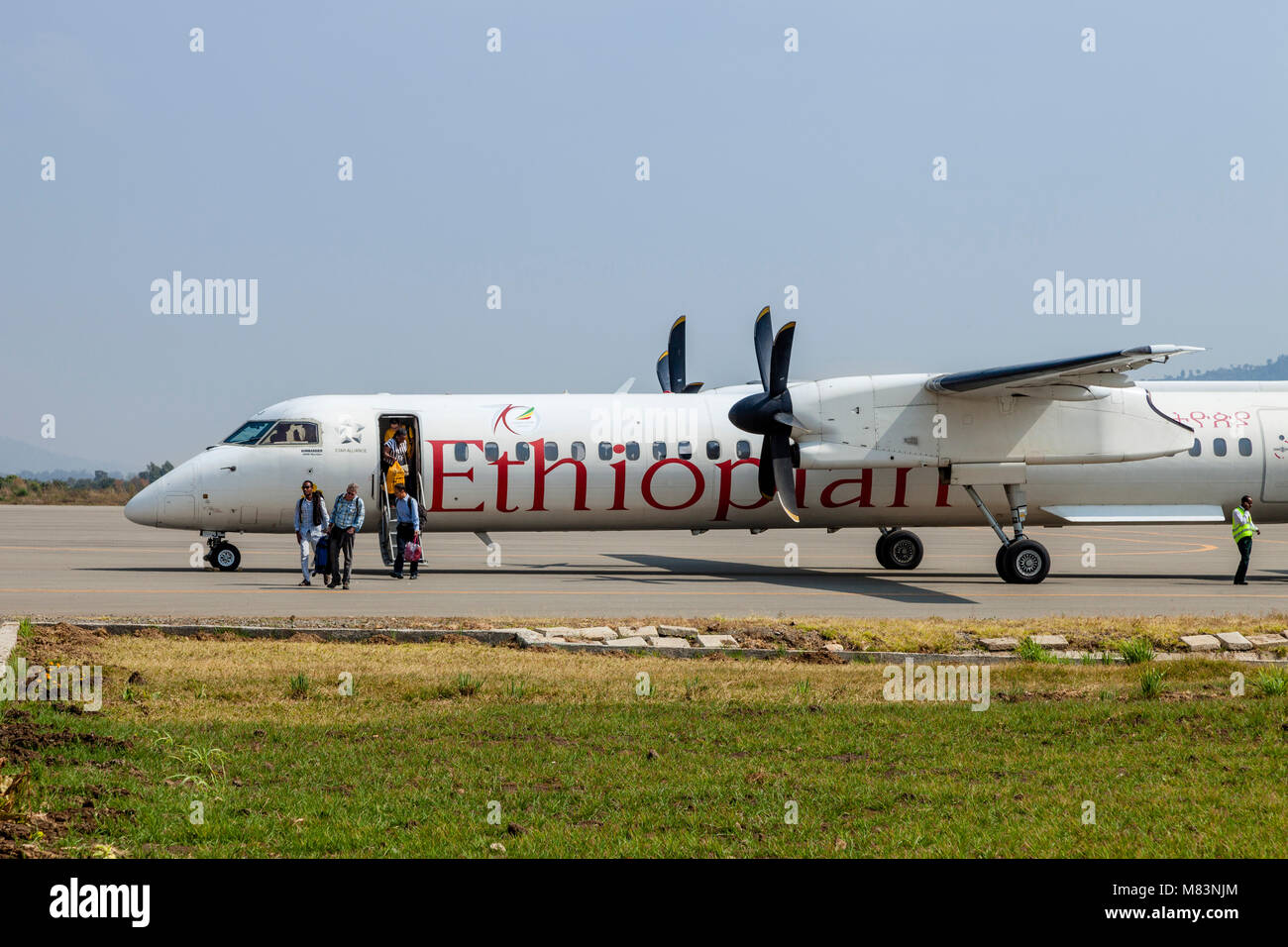 Les passagers de descendre un avion d'Ethiopian Airlines à l'aéroport de Jinka, vallée de l'Omo, Ethiopie Banque D'Images