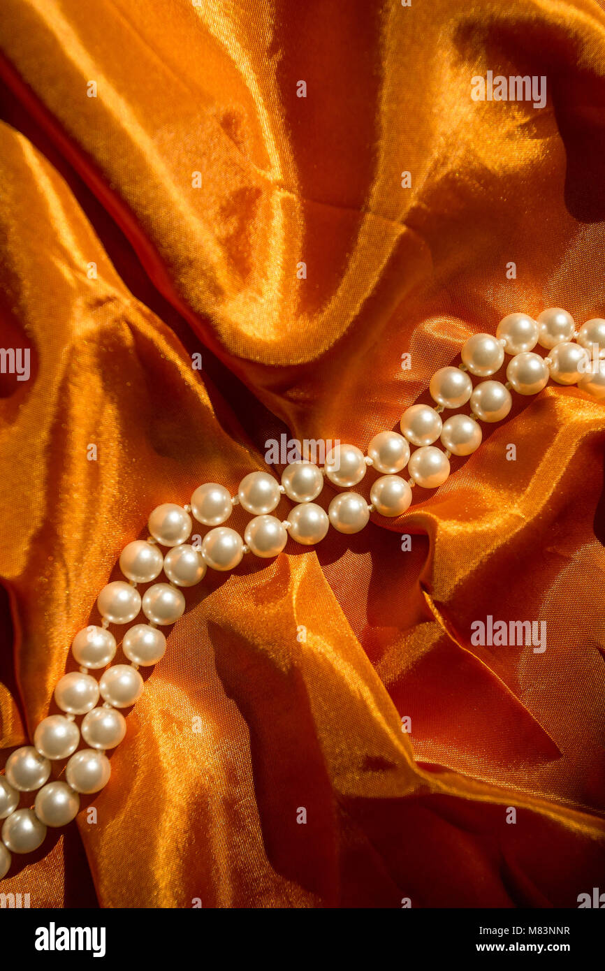 Collier de perles sur le tissu orange, fermer Photo Stock - Alamy