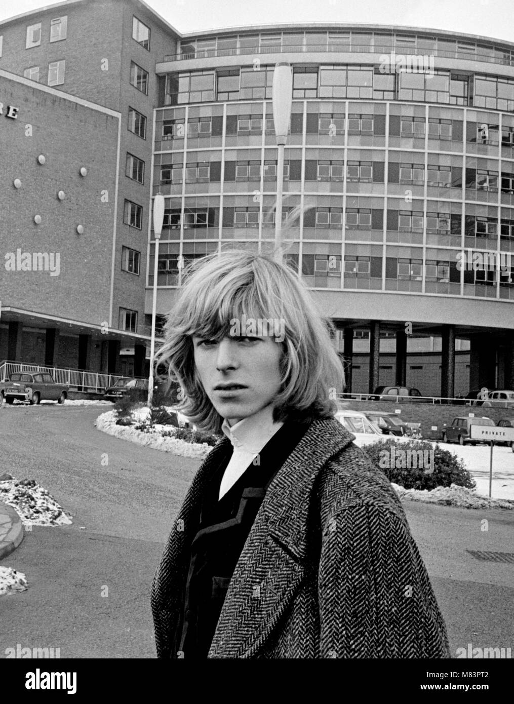 Le chanteur David Bowie quand il était connu sous le nom de Davy Jones, illustré à l'extérieur de la BBC Television Center où lui et sa bande sont à effectuer J'ai pitié de l'imbécile sur la BBC show 'Gadzooks ! Tout se passe'. Le producteur du show Barry Langford a insisté pour que Bowie couper ses cheveux qu'il a refusé de faire et organisé des manifestations à la BBC avec des bannières comme 'être juste de longs cheveux". Le groupe ont ensuite permis d'apparaître dans l'émission avec la condition que si ils se sont plaintes, les frais devraient aller à la charité. Aucune plainte n'a été reçu. Mars 1965 Banque D'Images Le chanteur David Bowie quand il était connu sous le nom de Davy Jones, illustré à l'extérieur de la BBC Television Center où lui et sa bande sont à effectuer J'ai pitié de l'imbécile sur la BBC show 'Gadzooks ! Tout se passe'. Le producteur du show Barry Langford a insisté pour que Bowie couper ses cheveux qu'il a refusé de faire et organisé des manifestations à la BBC avec des bannières comme 'être juste de longs cheveux". Le groupe ont ensuite permis d'apparaître dans l'émission avec la condition que si ils se sont plaintes, les frais devraient aller à la charité. Aucune plainte n'a été reçu. Mars 1965 Banque D'Images