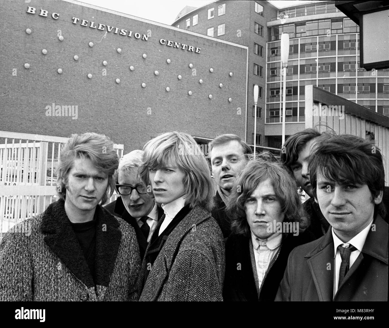 Le chanteur David Bowie quand il était connu sous le nom de Davy Jones, illustré à l'extérieur de la BBC Television Center avec son groupe les garçons comme un homme', où ils sont appelés à effectuer J'ai pitié de l'imbécile sur la BBC show 'Gadzooks ! Tout se passe'. Le producteur du show Barry Langford a insisté pour que Bowie couper ses cheveux qu'il a refusé de faire et organisé des manifestations à la BBC avec des bannières comme 'être juste de longs cheveux". Le groupe ont ensuite permis d'apparaître dans l'émission avec la condition que si ils se sont plaintes de la bande de frais à un organisme de bienfaisance. Aucune plainte n'a été reçu. Mars 1965 Banque D'Images Le chanteur David Bowie quand il était connu sous le nom de Davy Jones, illustré à l'extérieur de la BBC Television Center avec son groupe les garçons comme un homme', où ils sont appelés à effectuer J'ai pitié de l'imbécile sur la BBC show 'Gadzooks ! Tout se passe'. Le producteur du show Barry Langford a insisté pour que Bowie couper ses cheveux qu'il a refusé de faire et organisé des manifestations à la BBC avec des bannières comme 'être juste de longs cheveux". Le groupe ont ensuite permis d'apparaître dans l'émission avec la condition que si ils se sont plaintes de la bande de frais à un organisme de bienfaisance. Aucune plainte n'a été reçu. Mars 1965 Banque D'Images