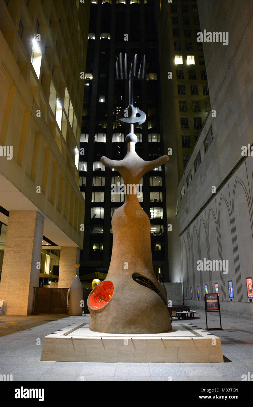 Joan Miro's sculpture 'Chicago' entre le comté de Chicago et des bâtiments du temple Admin est de 39 pieds et fait d'acier, béton, bronze et céramique Banque D'Images