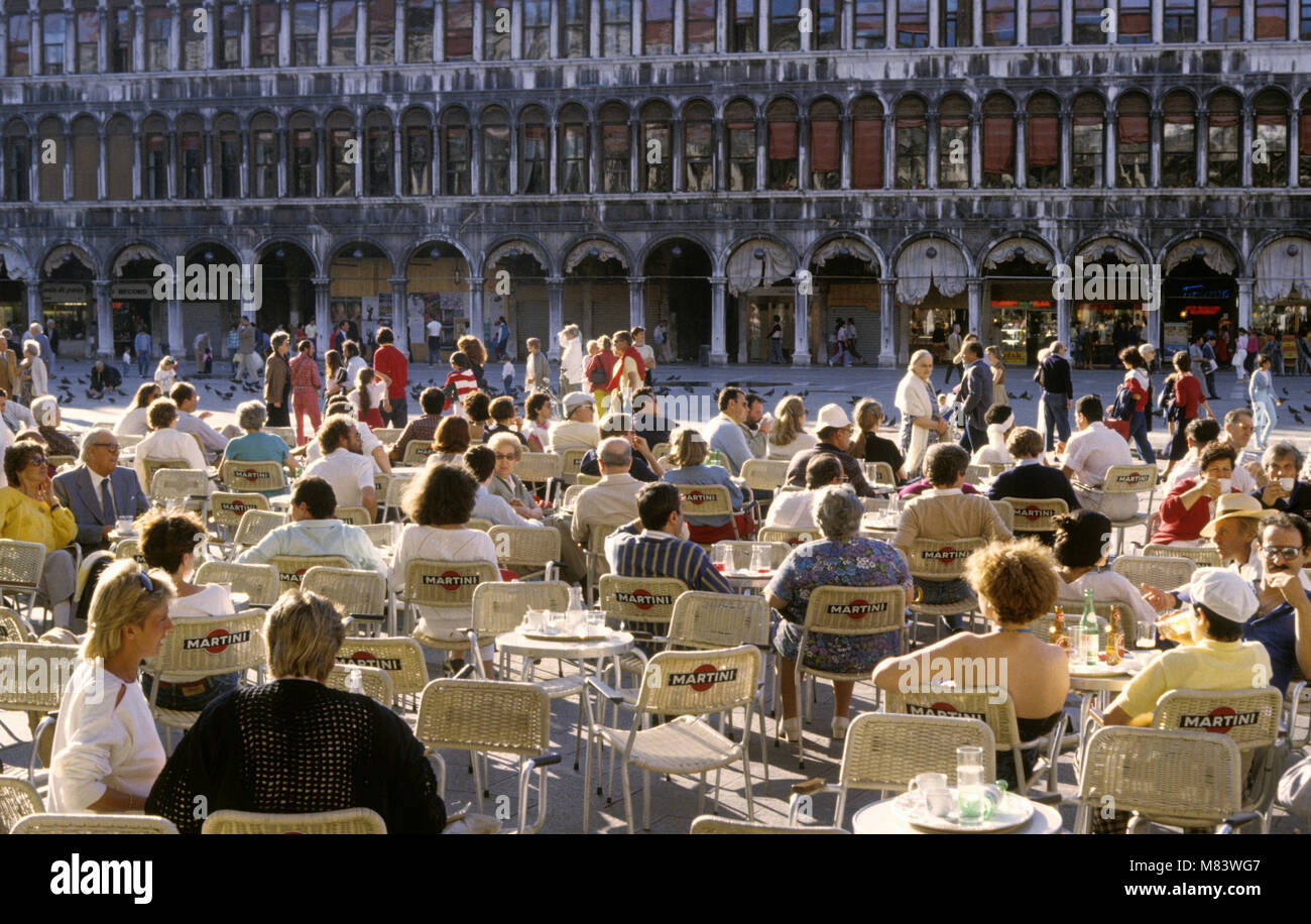 Café de Venise à la place St Marc avec des invités 2000 Banque D'Images