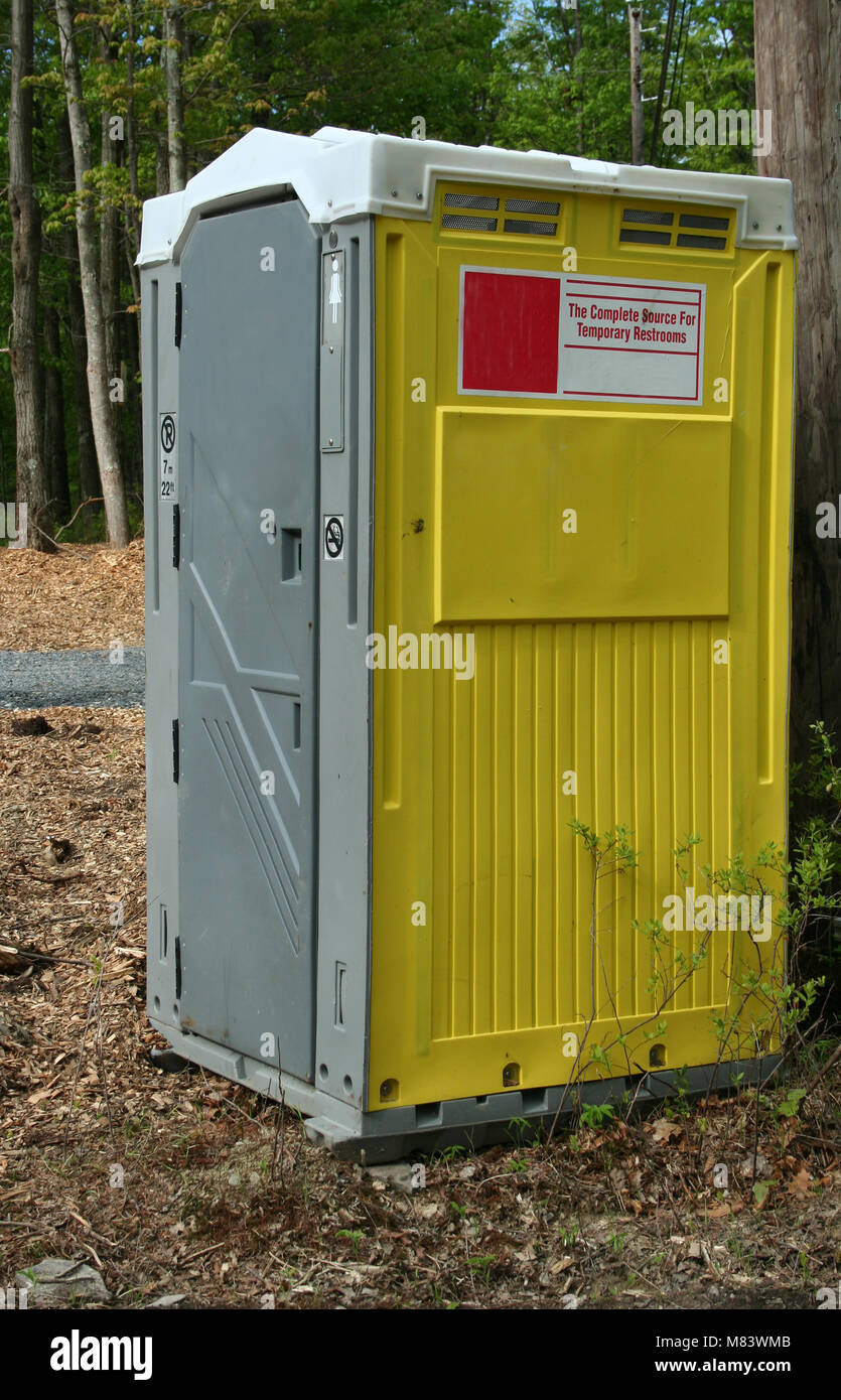 L'image d'une porta potty dans les bois Banque D'Images