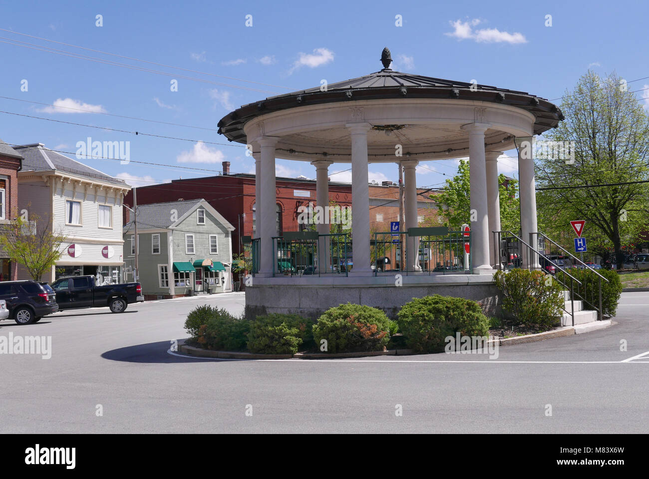 SummerThe Swasey Pavilion ou kiosque dans le centre d'Exeter, New Hampshire Banque D'Images