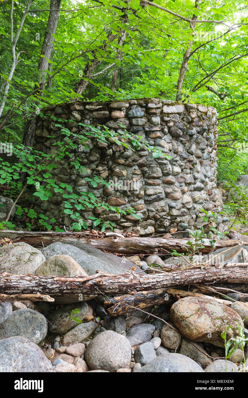Un réservoir de rétention de l'eau pierre abandonnés près de l'ancien Civilian Conservation Corps camp dans Hart's Location, New Hampshire. Le Civilian Conservation Corps Banque D'Images