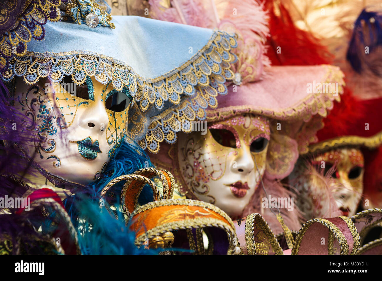 Carnaval de Venise, beaux masques à plumes à la place Saint Marc Photo  Stock - Alamy